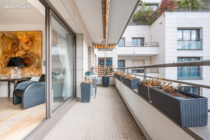 85 sqm apartment with 85 rooms, located in a prime area.