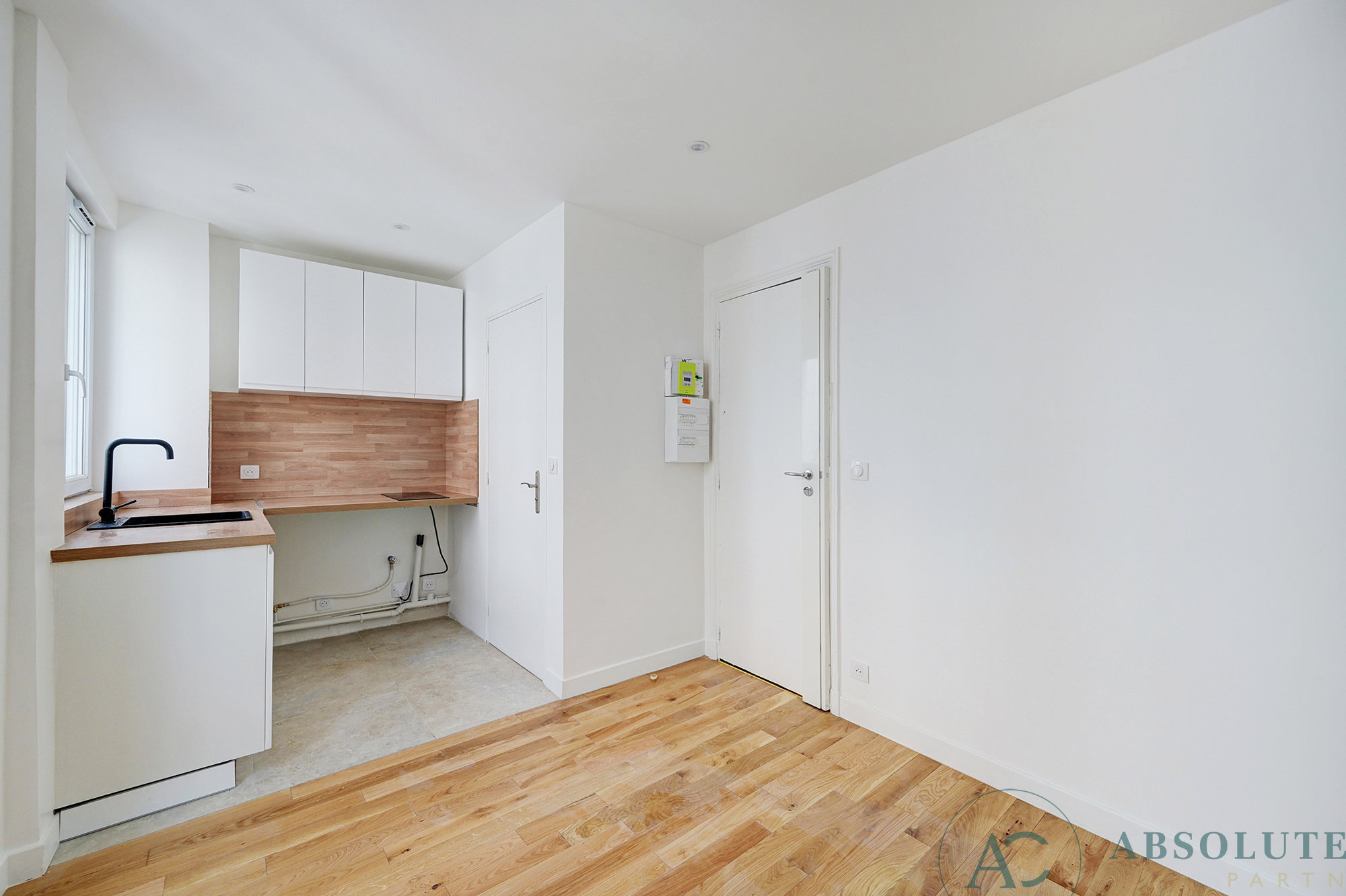 استوديو مجدد بذوق، مشمس تمامًا ومضيء.