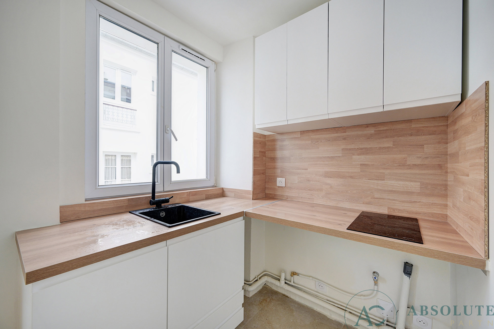 استوديو مجدد بذوق، مشمس تمامًا ومضيء.