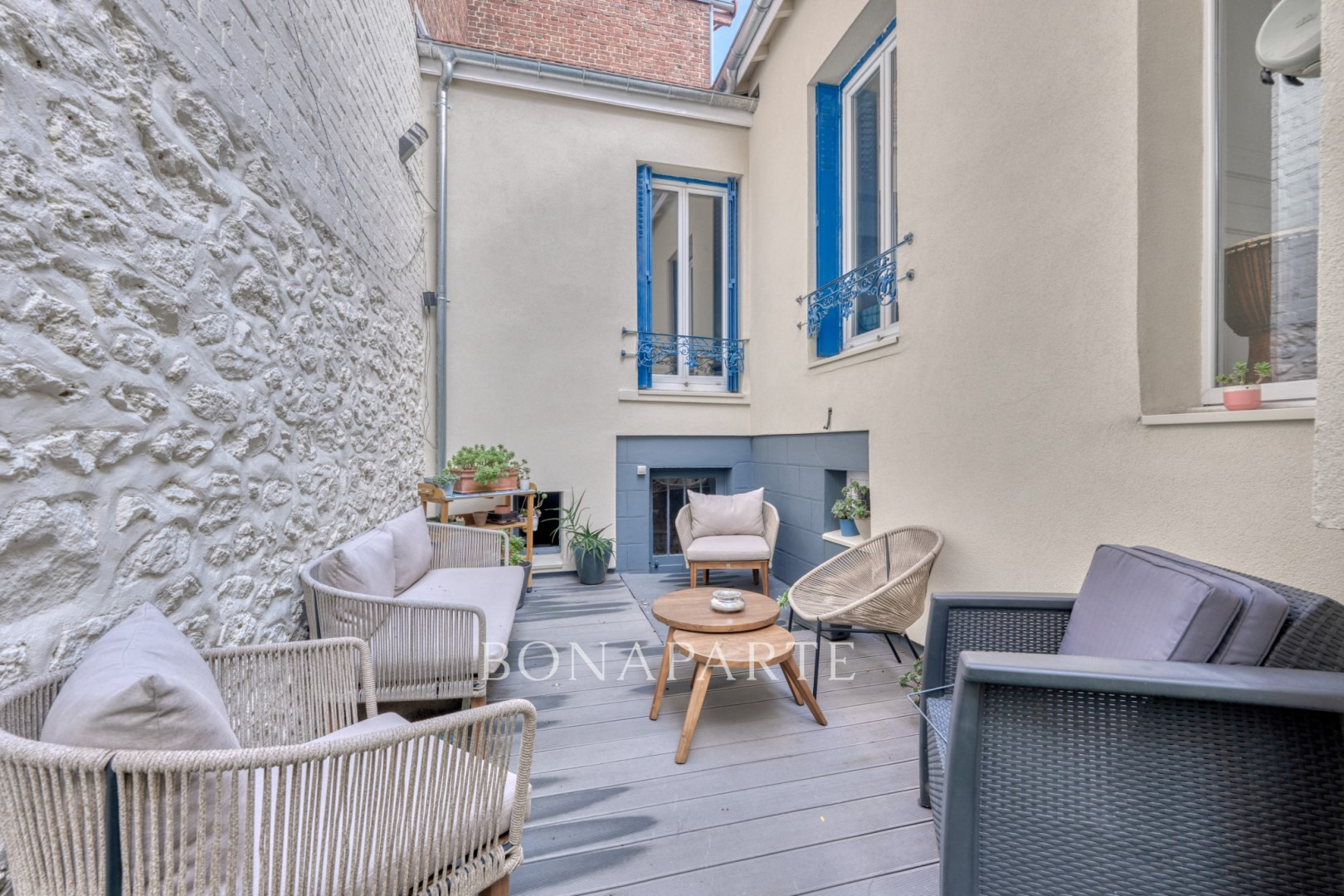 منزل بمساحة 167م²، مع إضاءة ومجالات واستخدام مختلط.