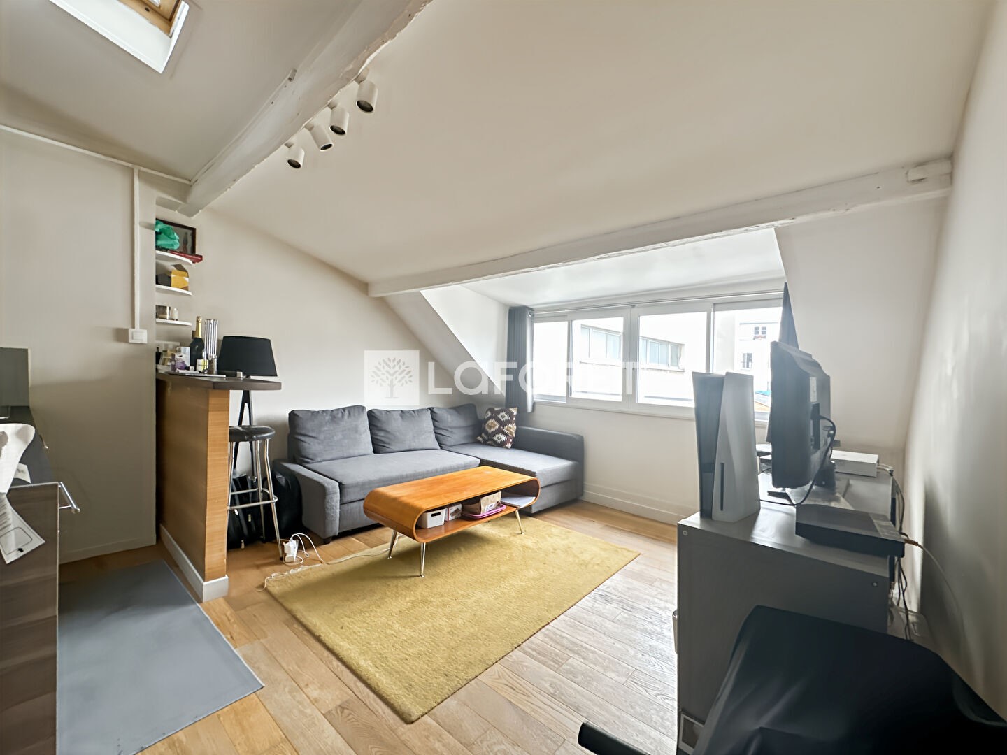 Bright 1-Bedroom Apartment 34sqm with Open View in Paris 9th