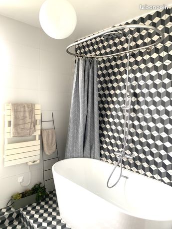 شقة دوبلكس كبيرة للإيجار، سحر الطراز القديم في بيوت.