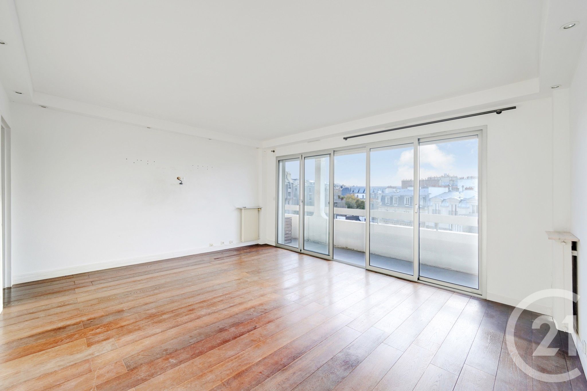 For sale: 70 sqm apartment in PARIS 15.