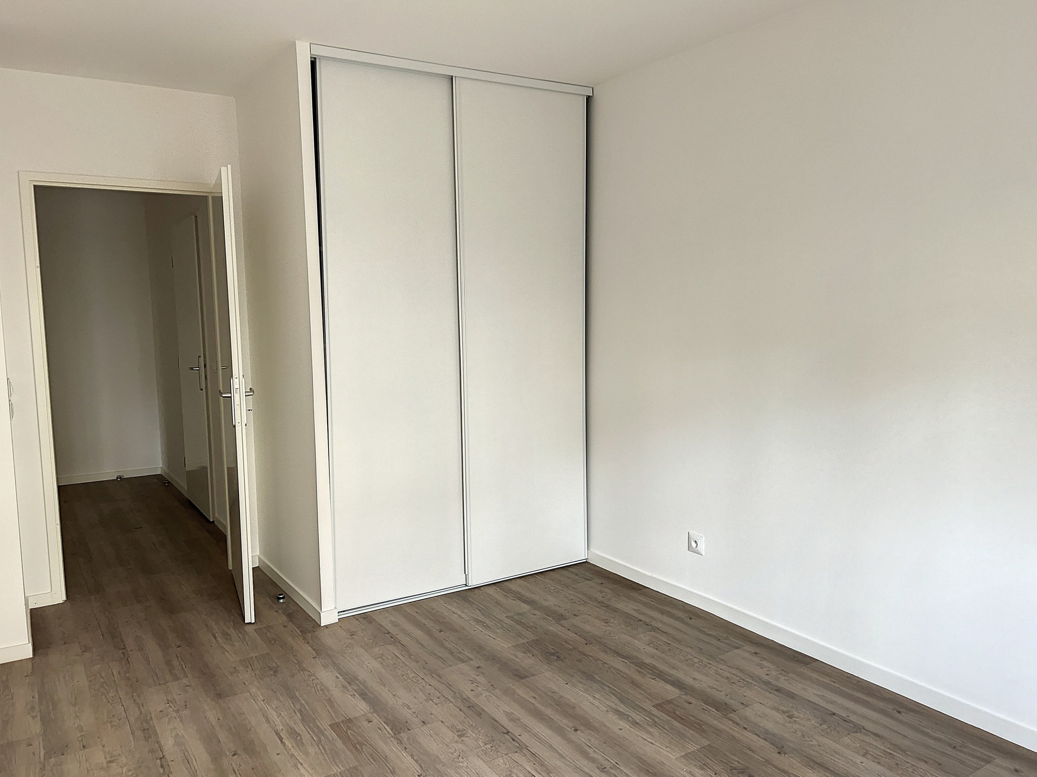 للإيجار شقة T2 مع موقف في إقامة حديثة في مانت لا جو