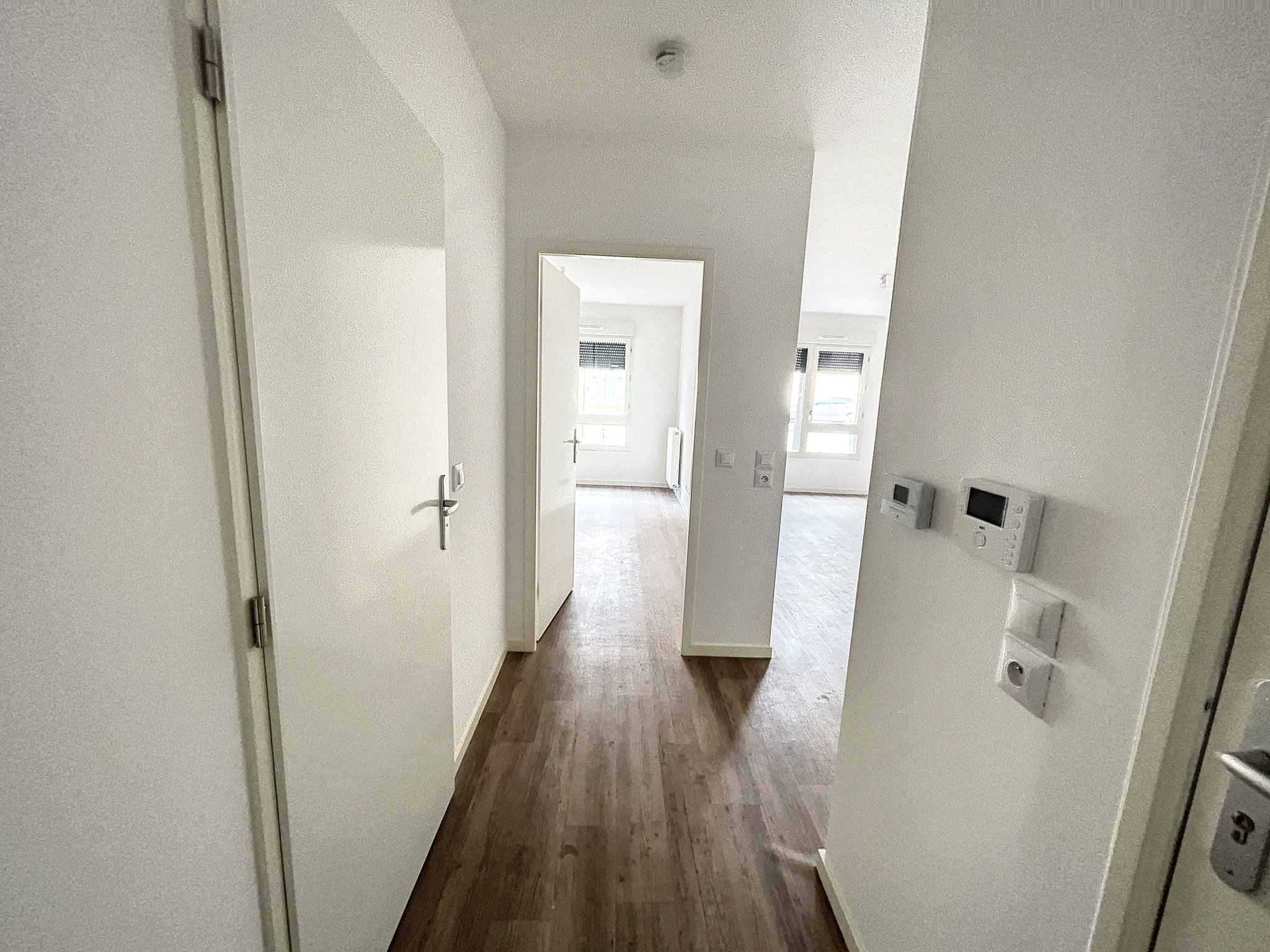 للإيجار شقة T2 مع موقف في إقامة حديثة في مانت لا جو