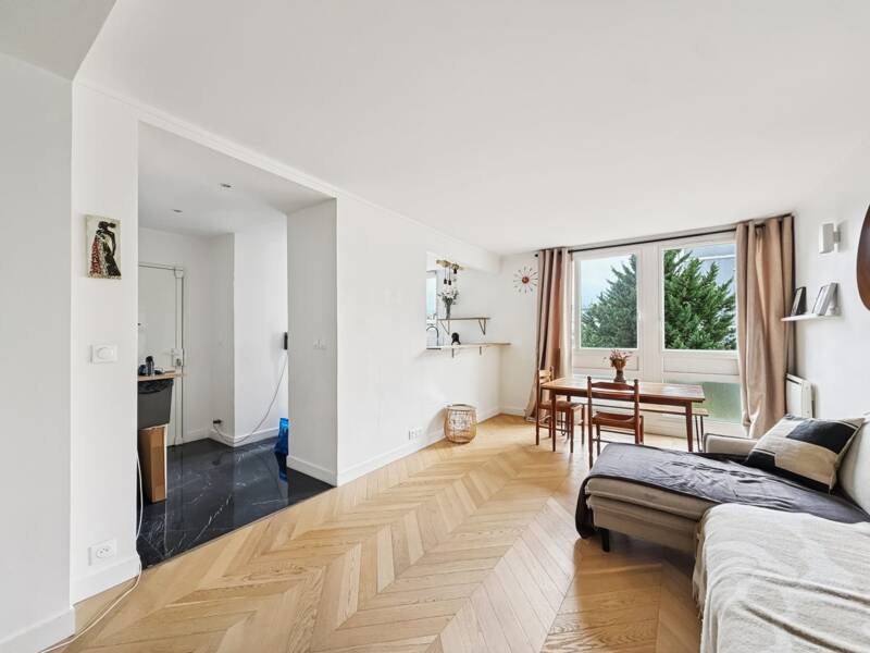 Furnished 57sqm Apartment, Quiet with Loggia, Paris 20 Belleville