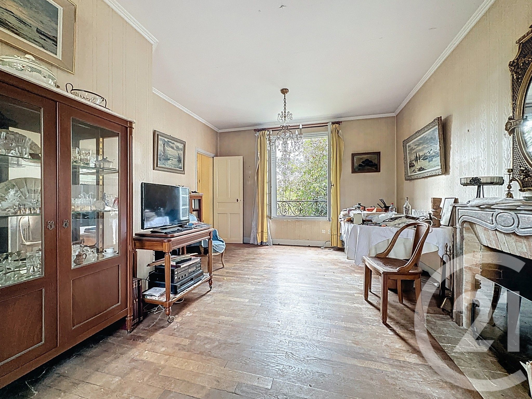 Sale of a 152 sqm house in Versailles.