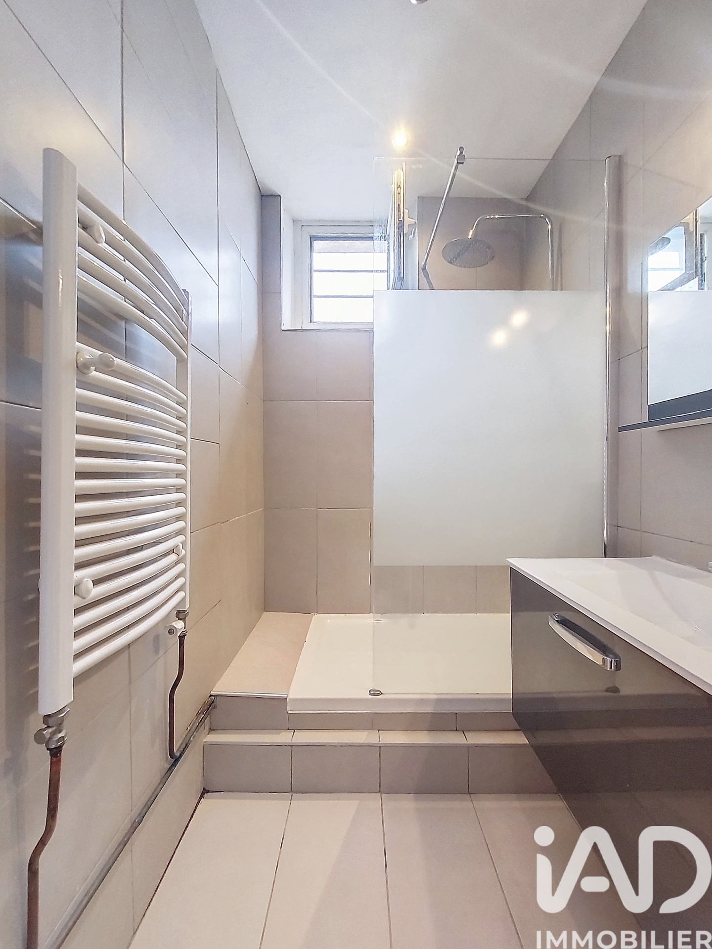 بيع شقة بمساحة 55م² في روسني سور بوا