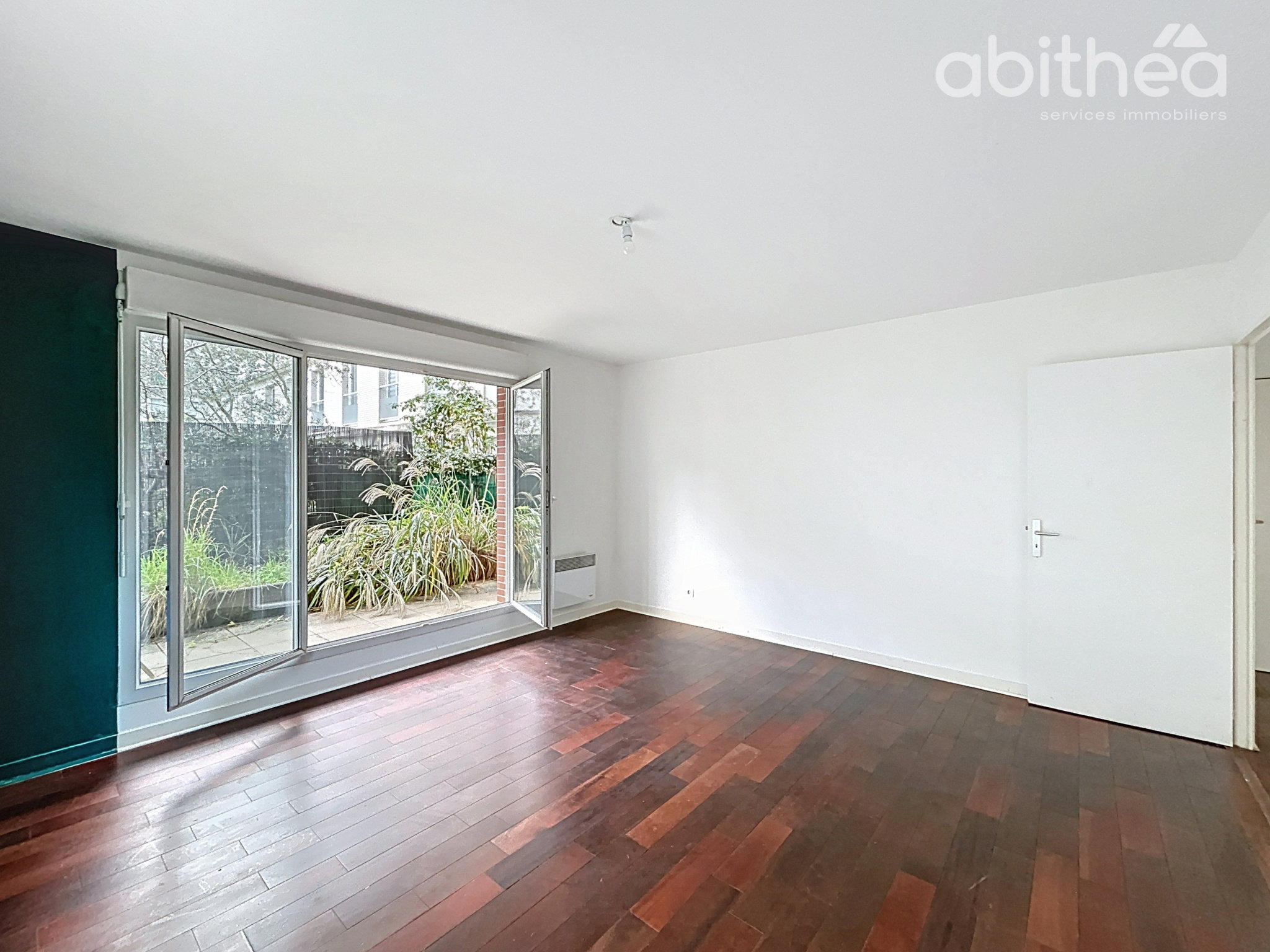 Spacious apartment for sale with terrace and garden in Choisy.