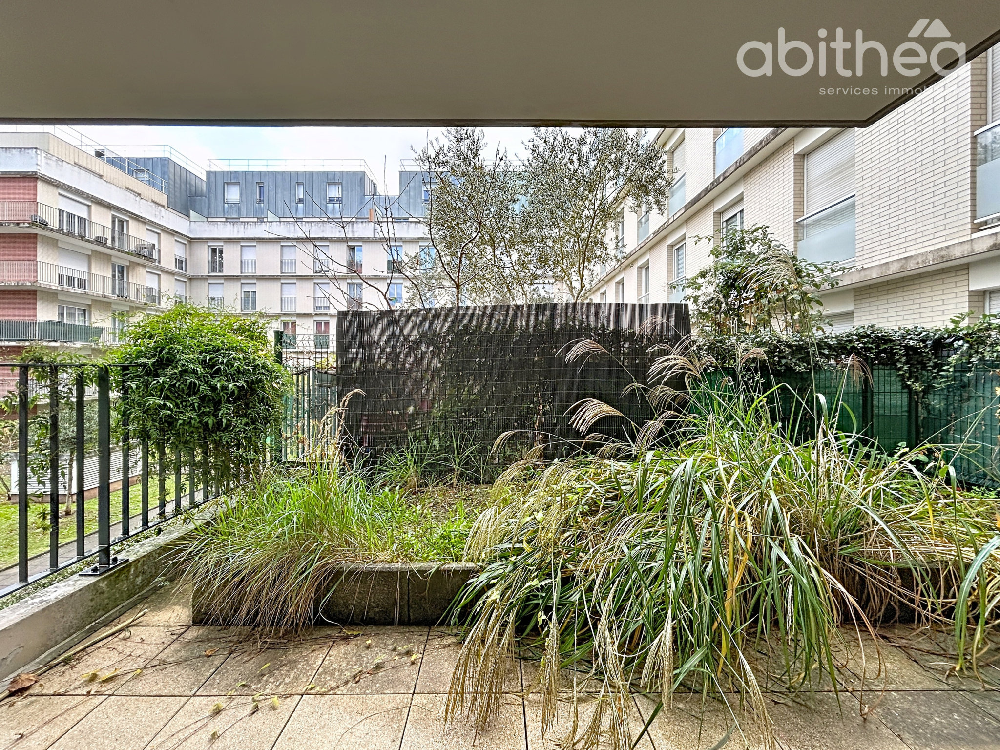 Spacious apartment for sale with terrace and garden in Choisy.