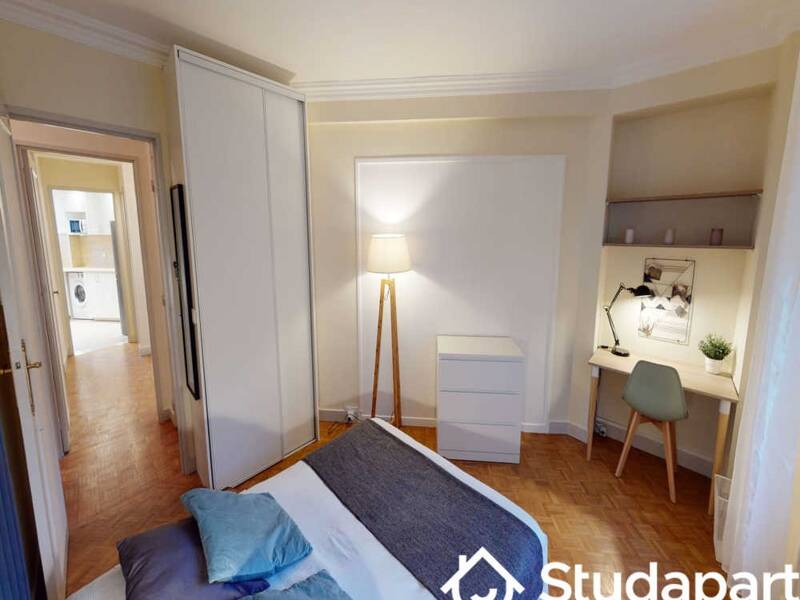 Furnished T2 flat 90 sqm in Paris 16, near shops and transport