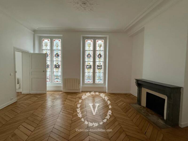 100 sqm Crossing Apartment in Montorgueil, Paris 2 for Rent
