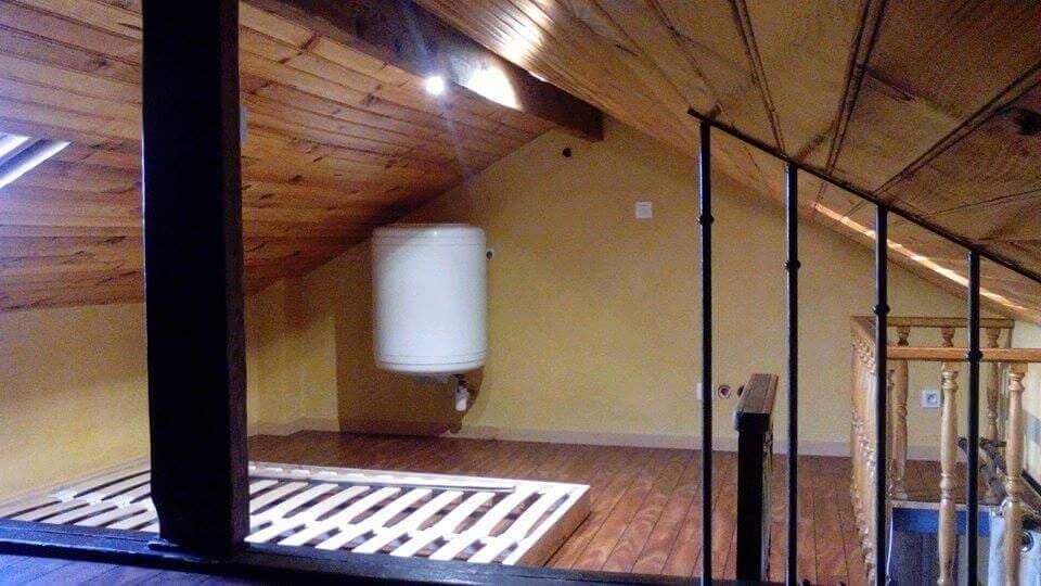 Grand studio meuble pour 2 personnes.