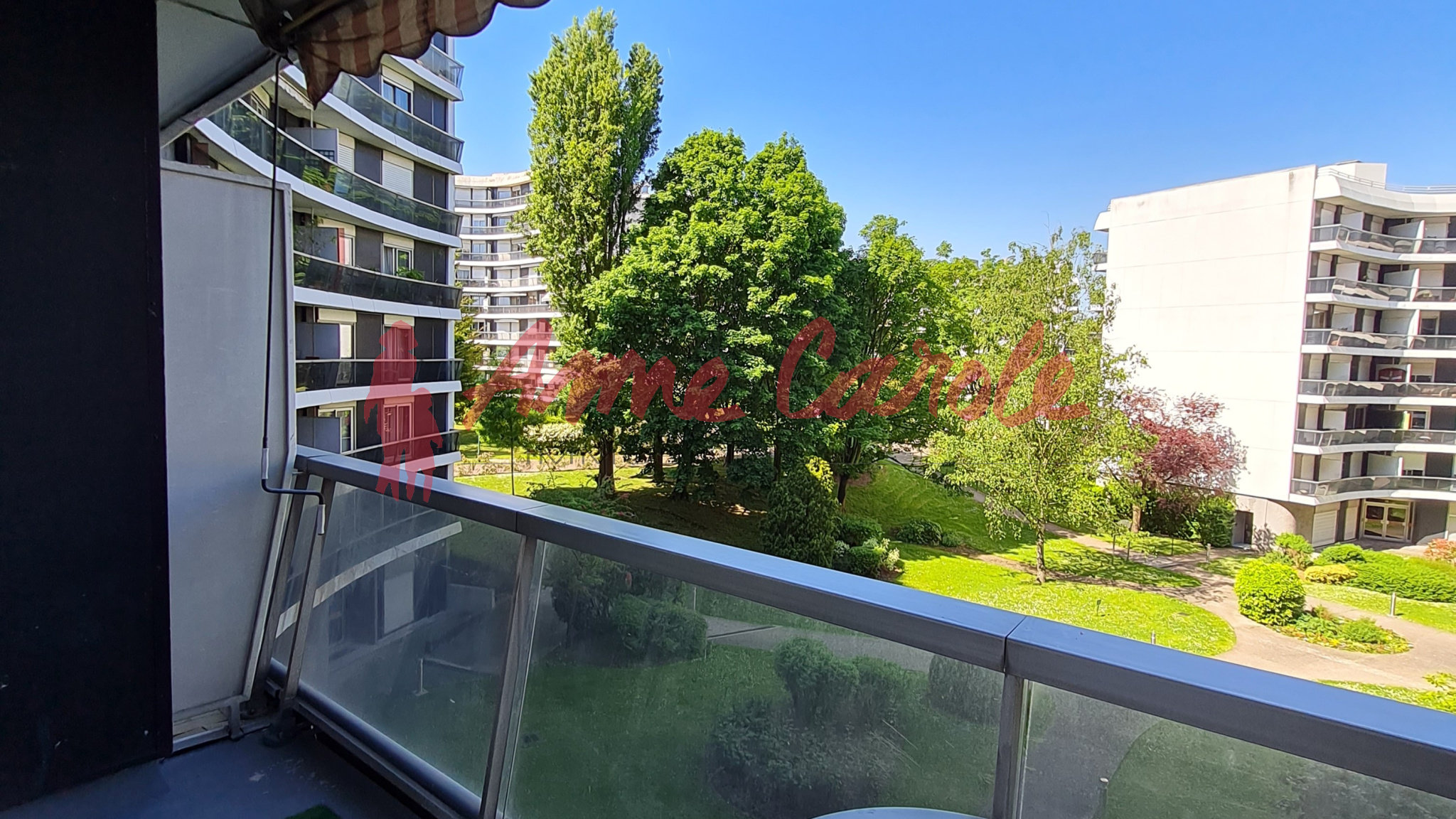 Studio idéalement placé avec balcon cave et parking