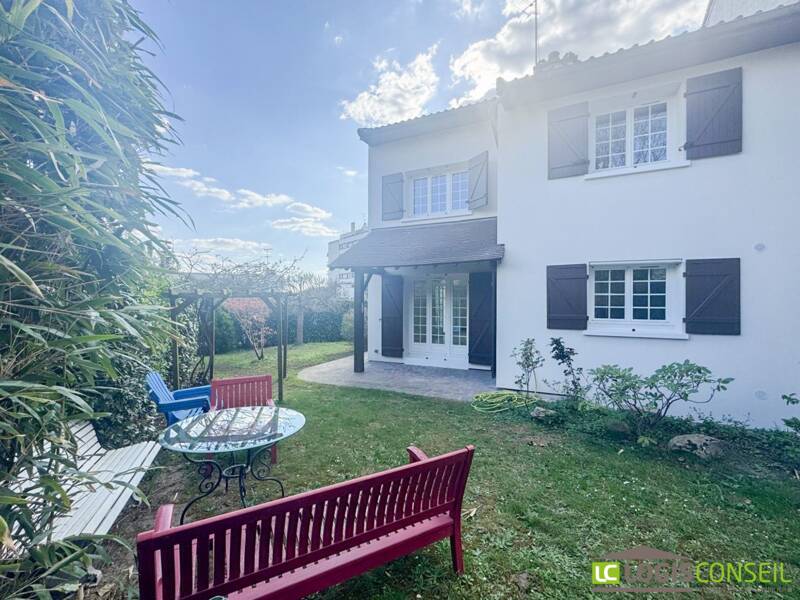 إيجار منزل مساحته 146م² في فونتيناي أو روز.