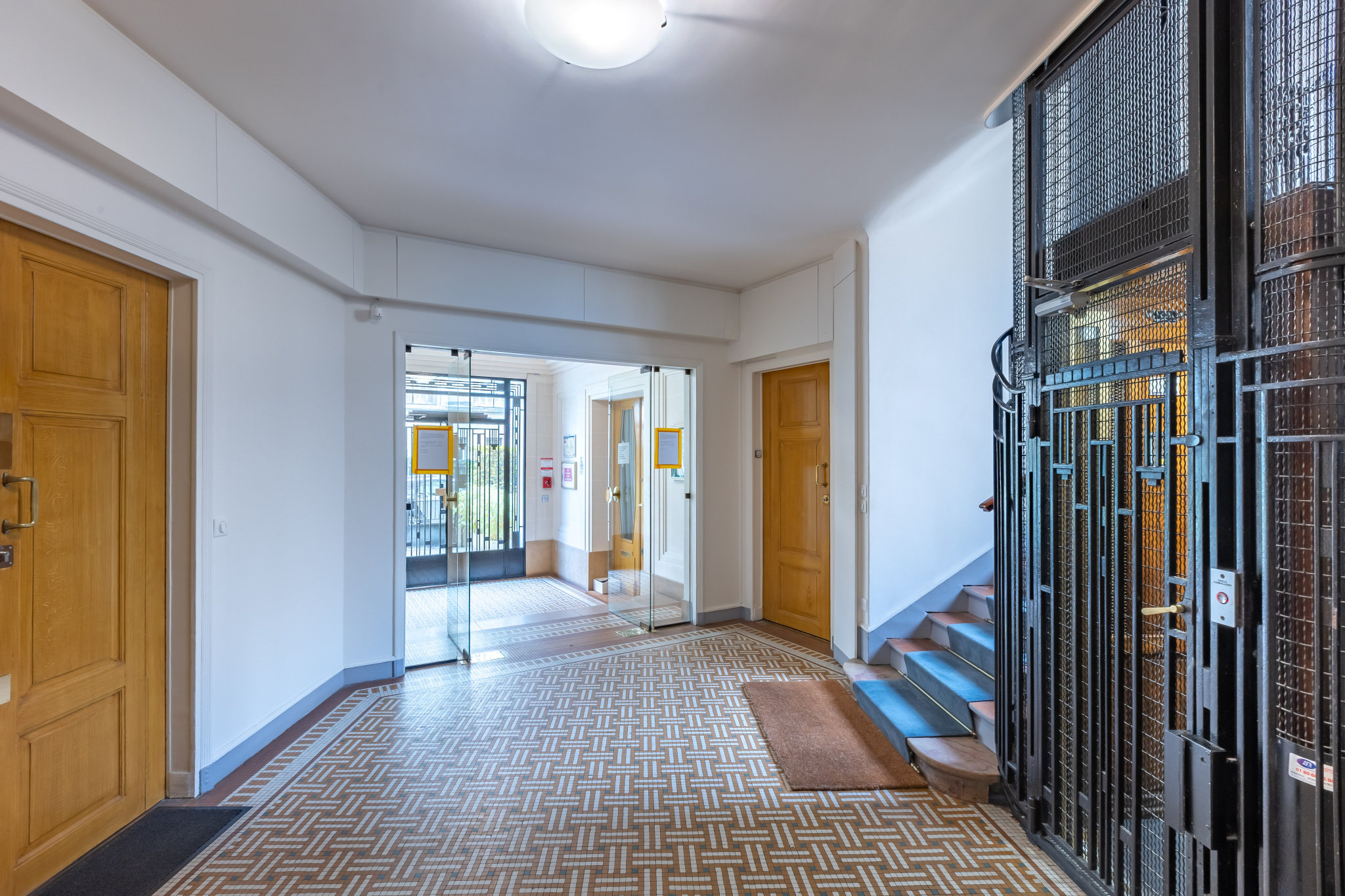 Spacious F4 Apartment 80 sqm with View in Paris 17, Near Porte Maillot