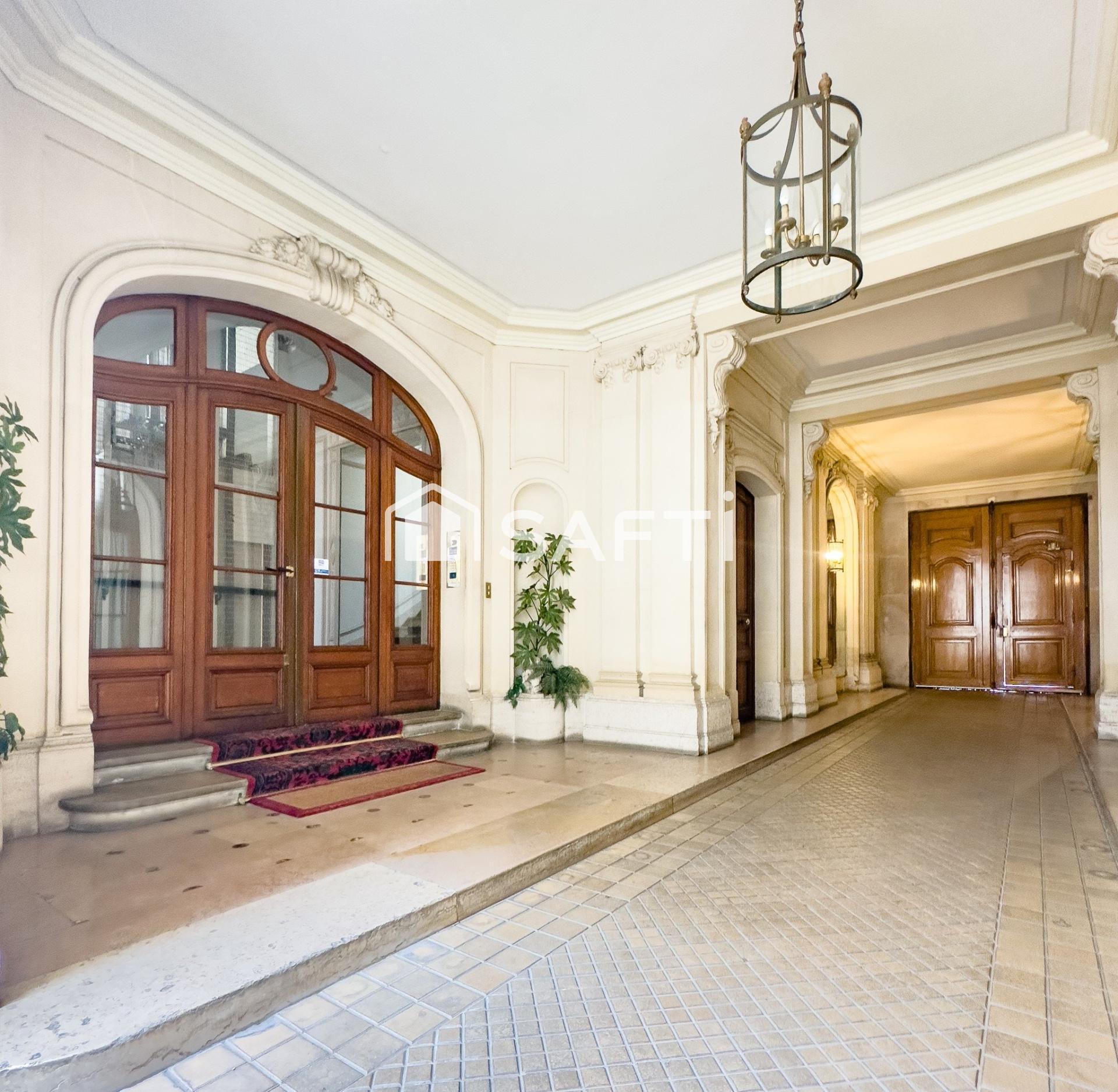 Affascinante pied-à-terre all'ultimo piano del 17° arrondissement.