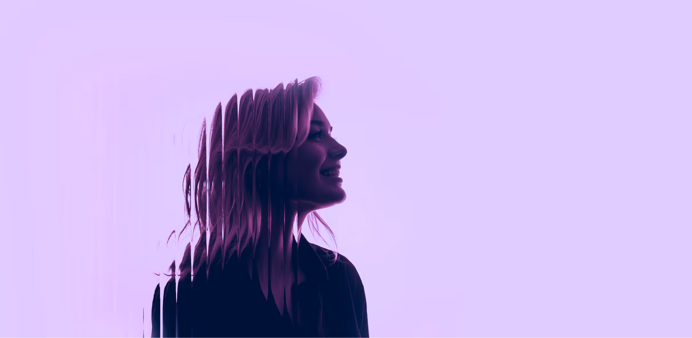 Portrait stylisé d'une femme souriante de profil avec un effet de dédoublement artistique à gauche sur fond violet.