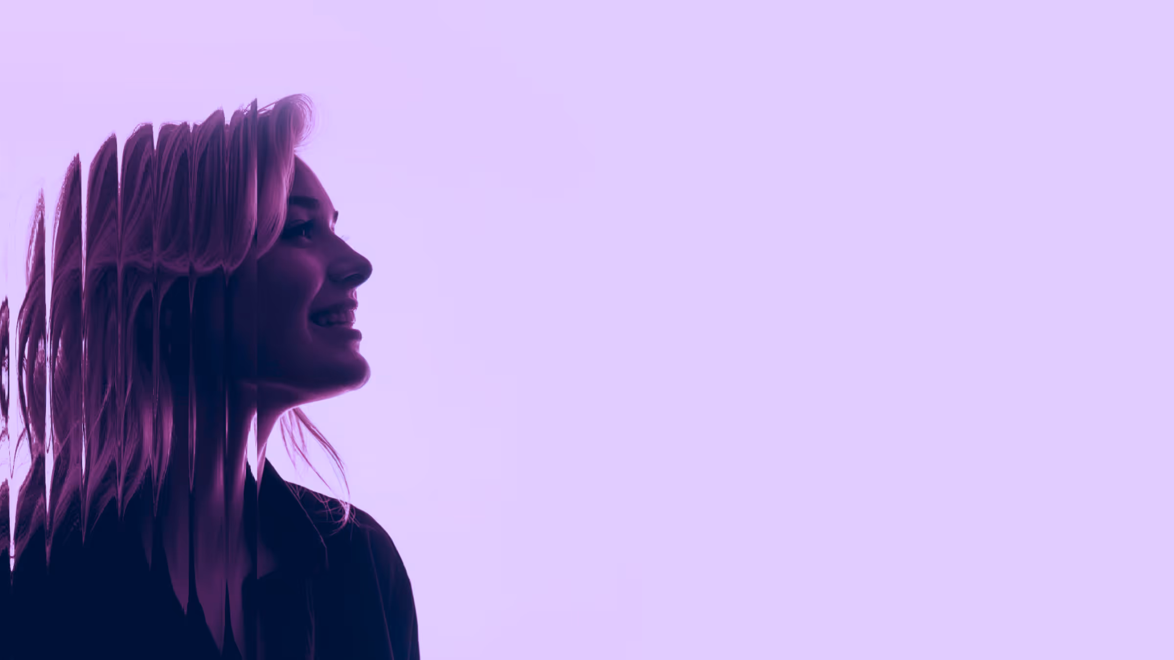 Portrait d'une femme souriante de profil avec effet visuel de dédoublement sur un fond violet clair.