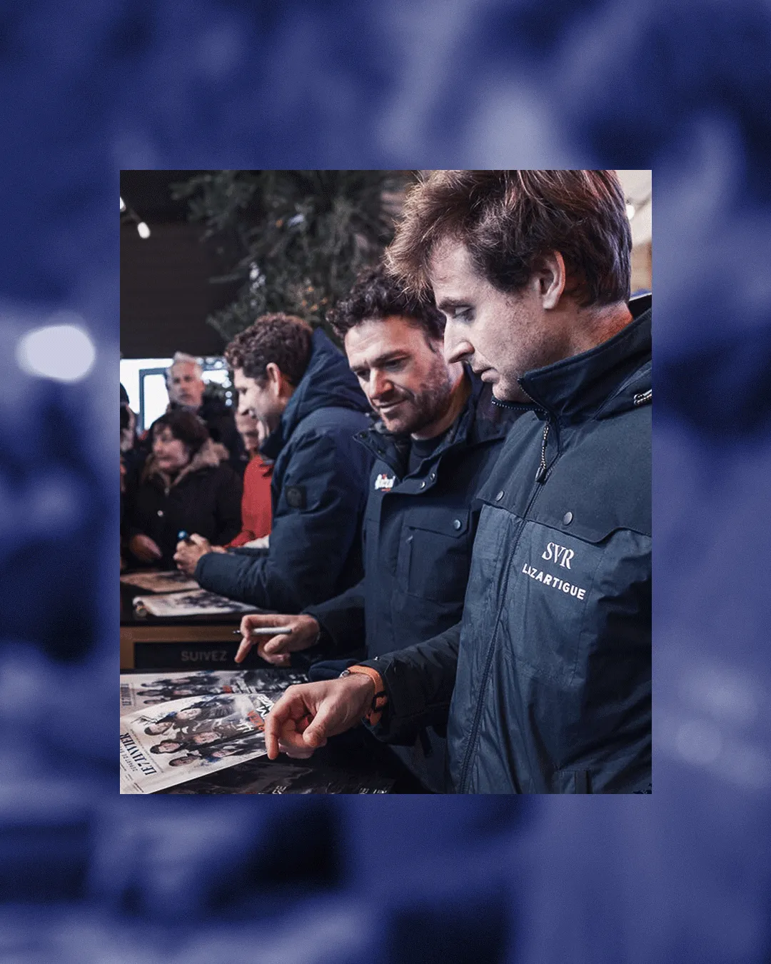 Séance de dédicaces des skippers sur l'affiche officielle de l'Arkea Ultim Challenge
