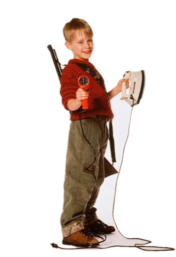 Kevin uit Home Alone met een föhn en een strijkijzer