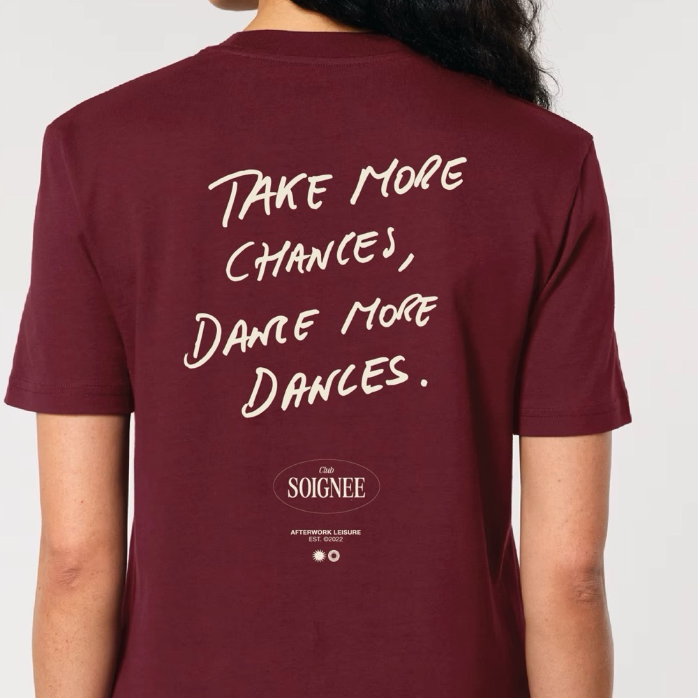 Close-up van de handgeschreven rugprint: Take more chances, dance more dances.