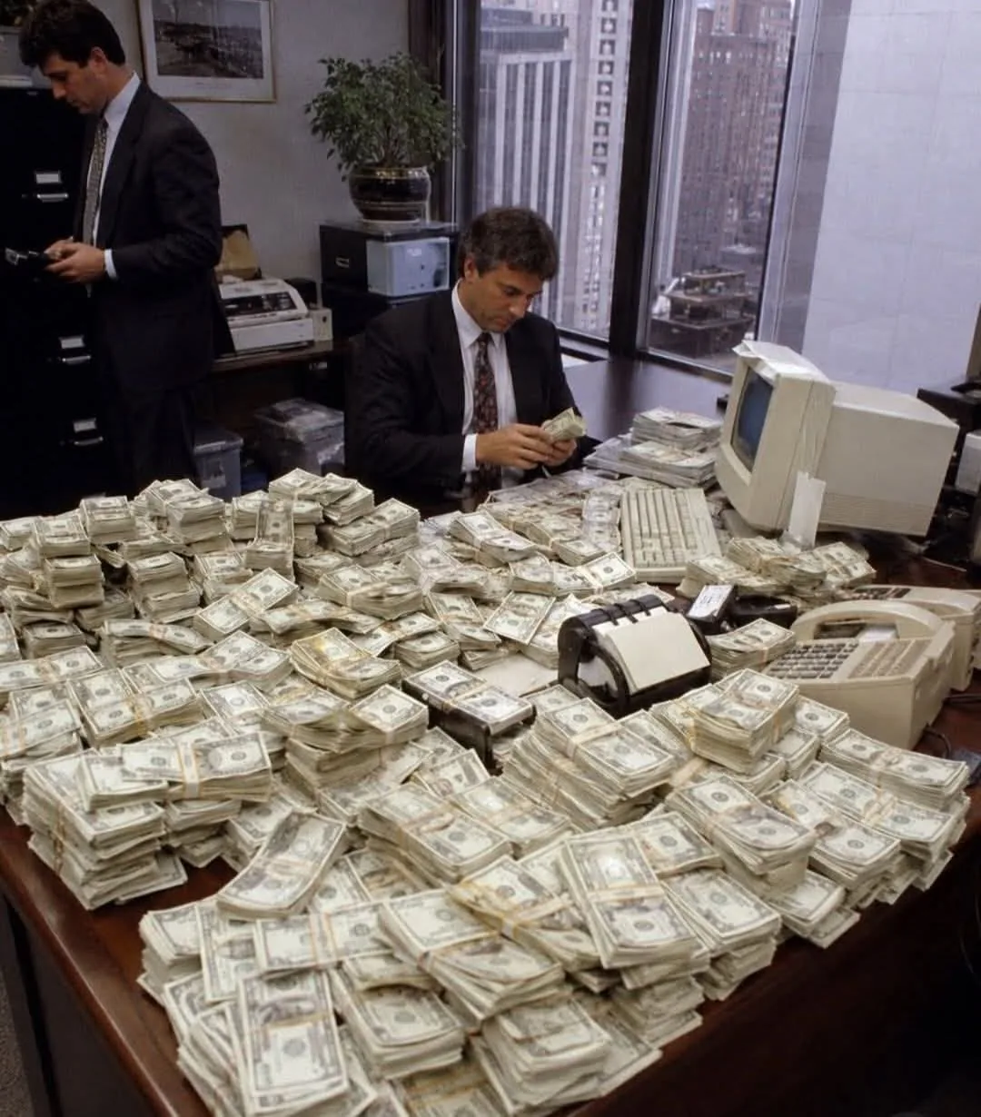 Bureau vol stapels bankbiljetten