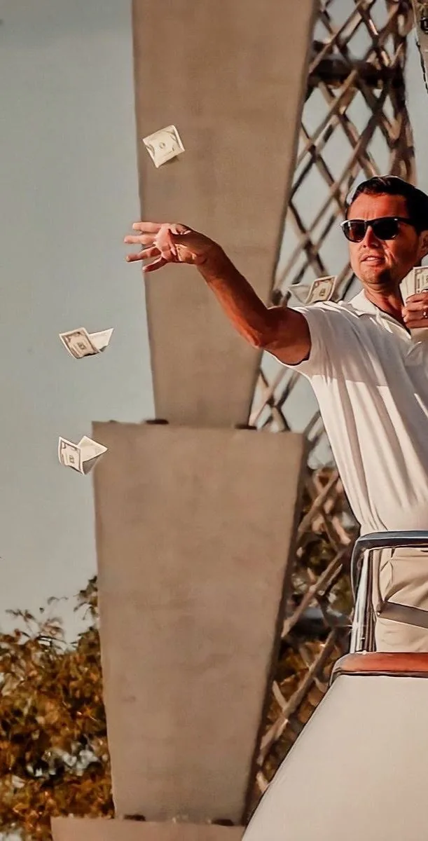 Man gooit bankbiljetten van een jacht