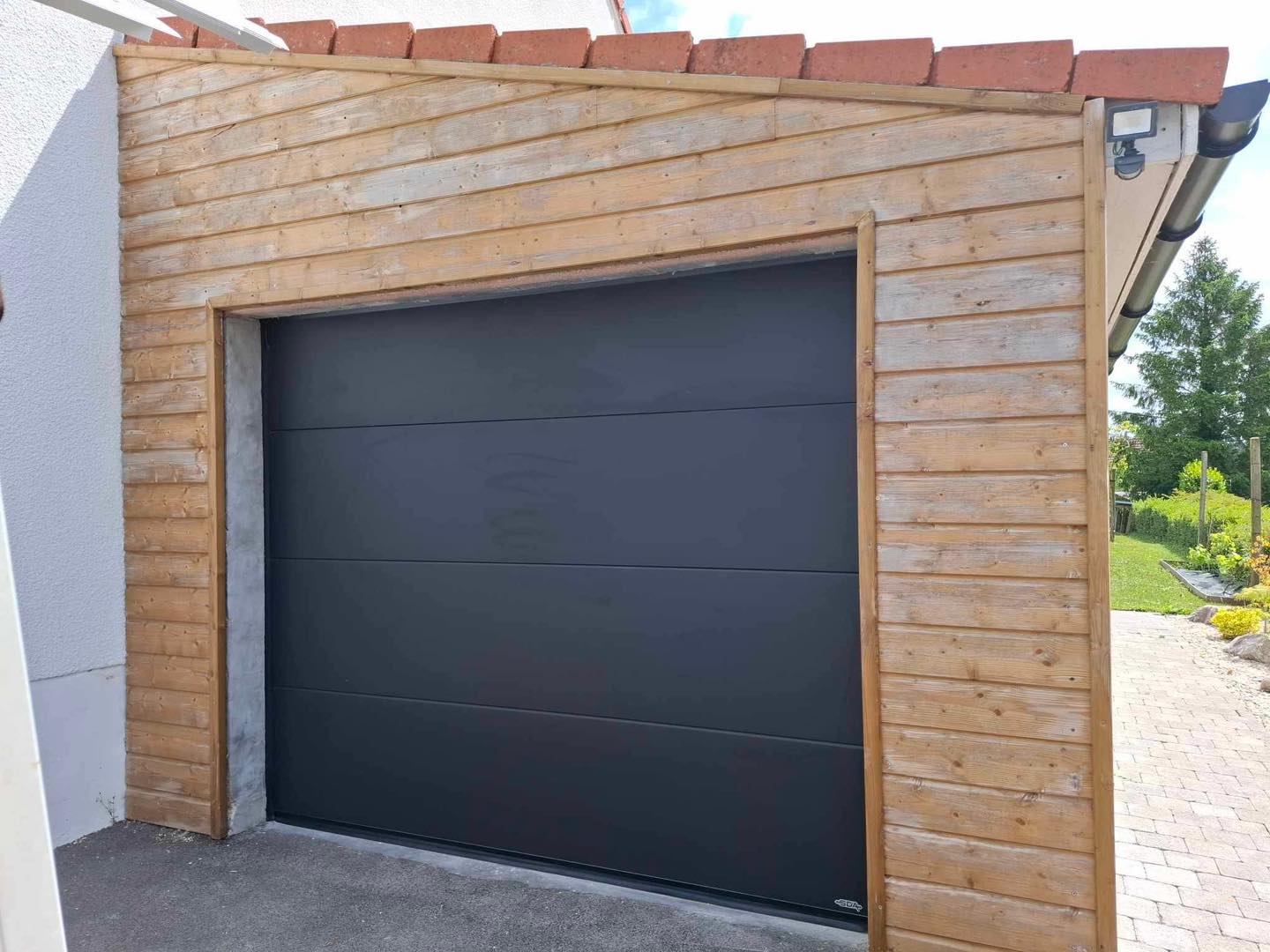 Pose d'une porte de garage gris motorisée