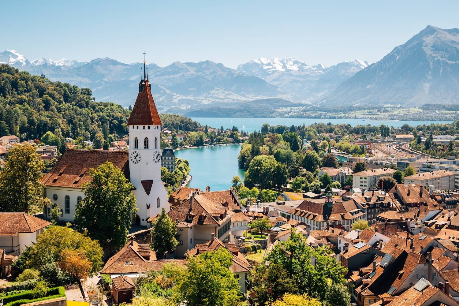 Bei einer Auswanderung in die Schweiz musst du dich bei der Einwohnerkontrolle deiner Gemeinde melden.