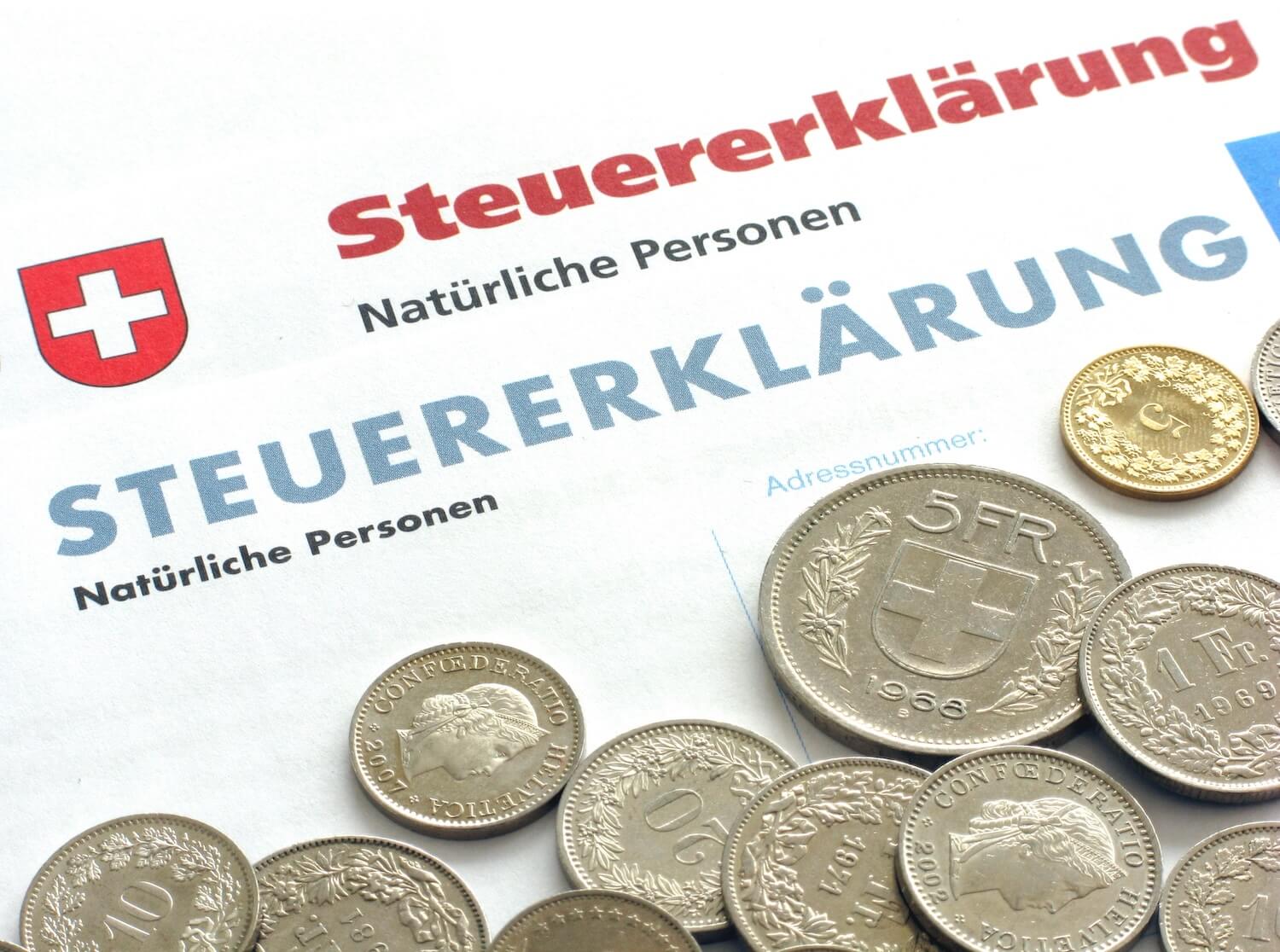 Die Steuererklärung ist ebenfalls ein wichtiger Baustein bei einer Auswanderung in die Schweiz.
