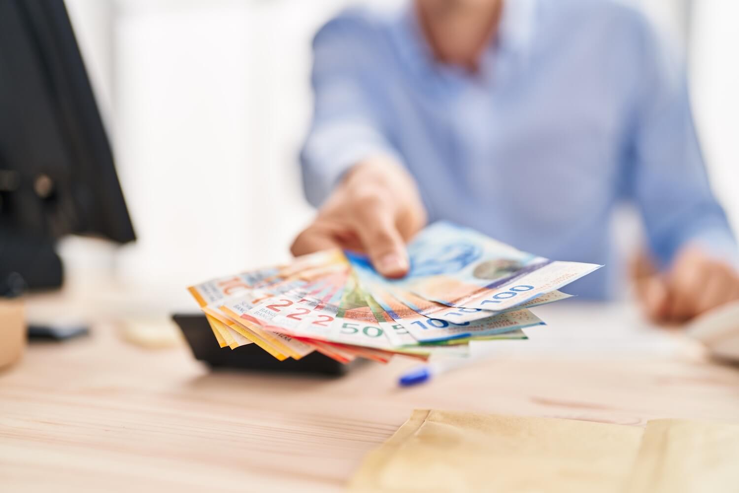 Finanzplanung mit Schweizer Geld - beste Schweizer Bank für Grenzgänger finden