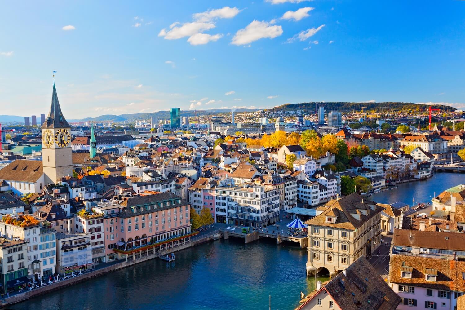 Luftaufnahme von Zürich Stadtbild mit Kirchtürmen und bunten Häusern am Wasser