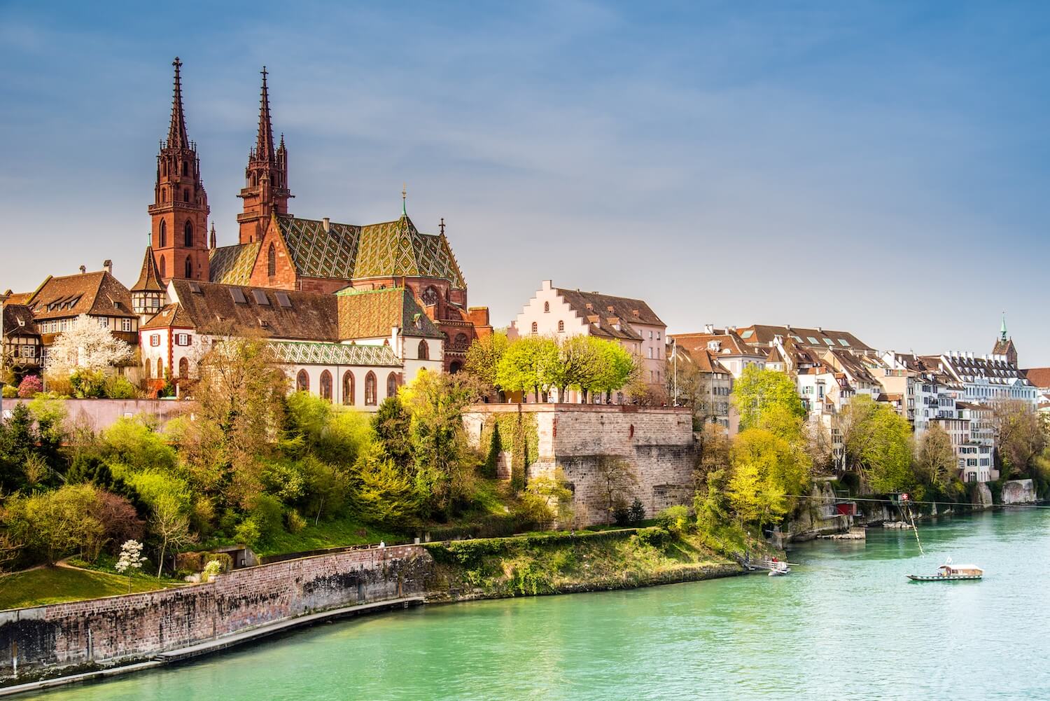Historische Altstadt Basel - Blick über den Rhein auf das gotische Münster und Altstadthäuser