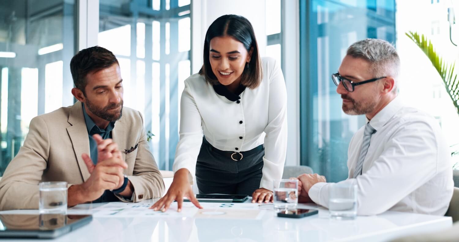 Geschäftsteam bei strategischer Planung im modernen Konferenzraum mit Glaswänden