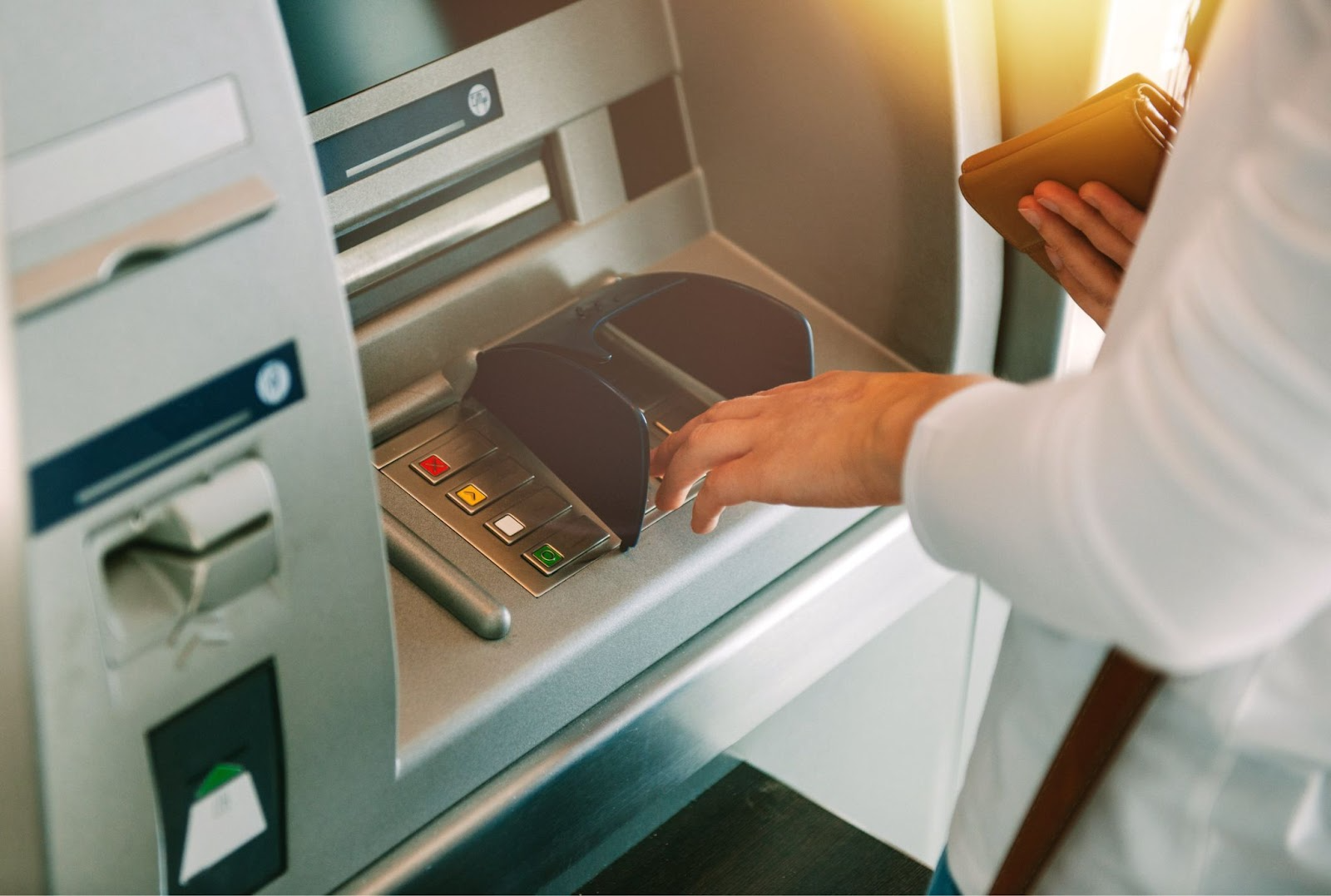 Geldabhebung am Automaten - Alpian vs. radicant Bankvergleich auf dem Handy