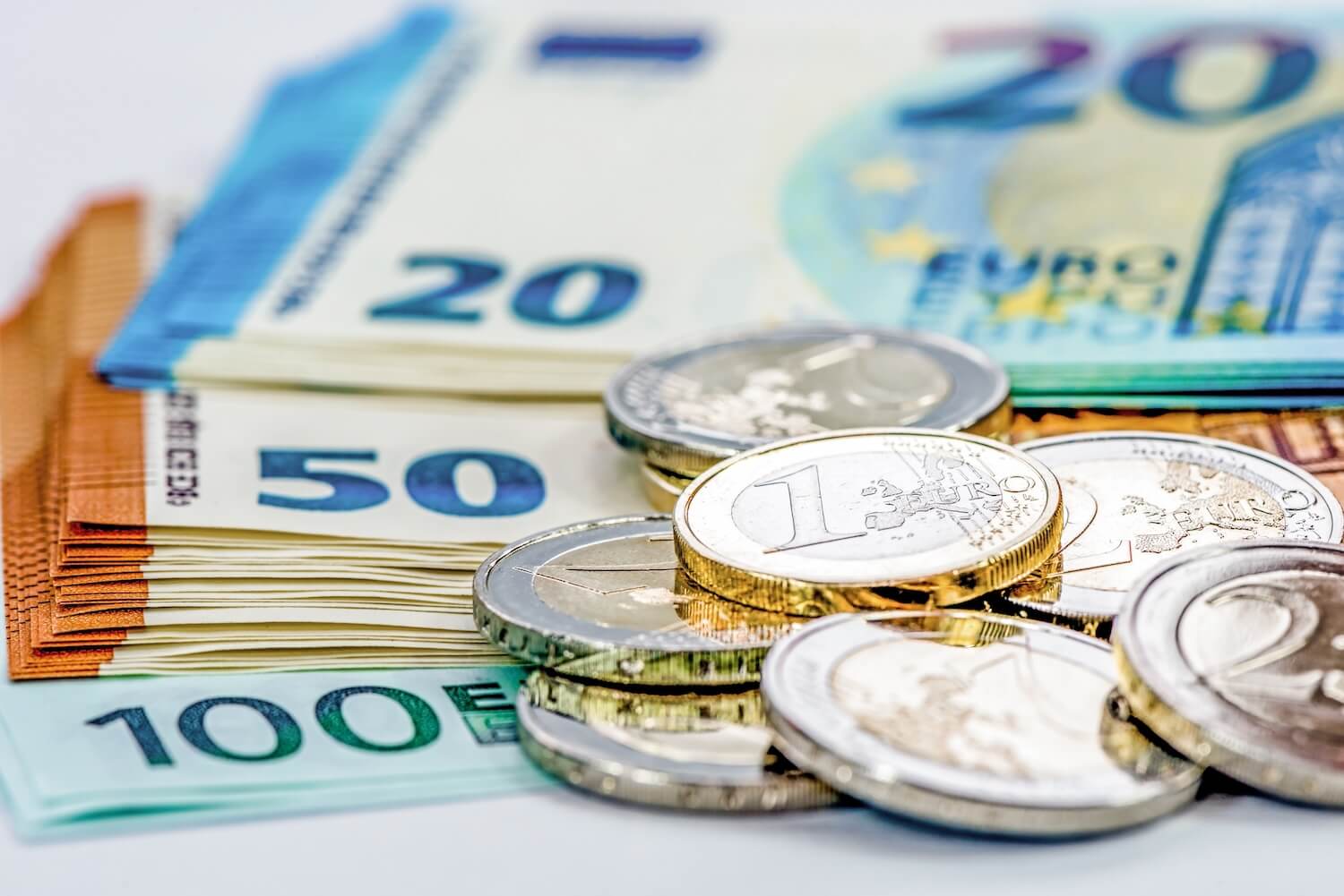 Euro-Banknoten und Münzen für Wise vs Radicant Kostenvergleich bei Geldtransfers