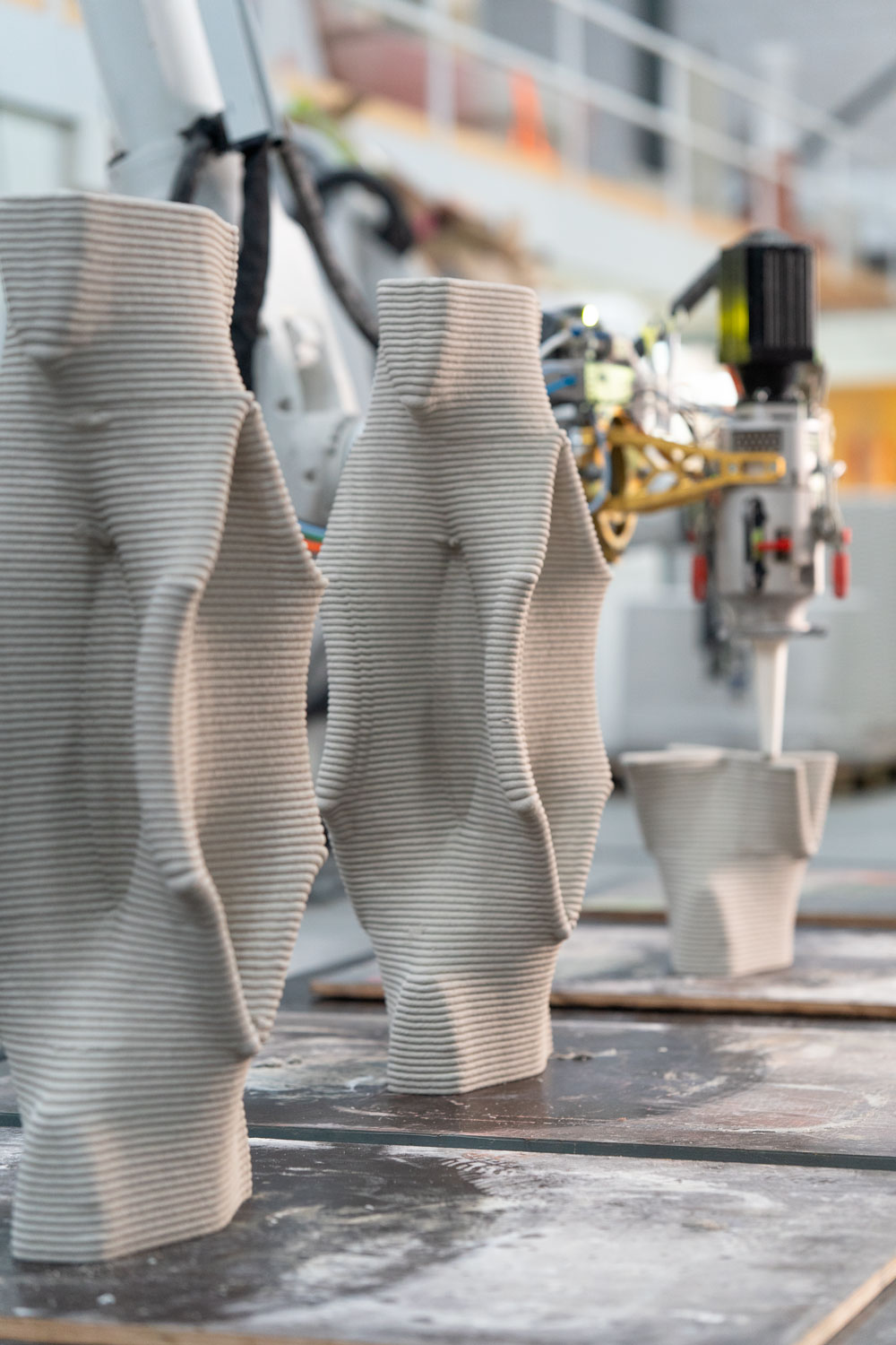 3D concrete printing creating textured architectural objects with robotic arm
