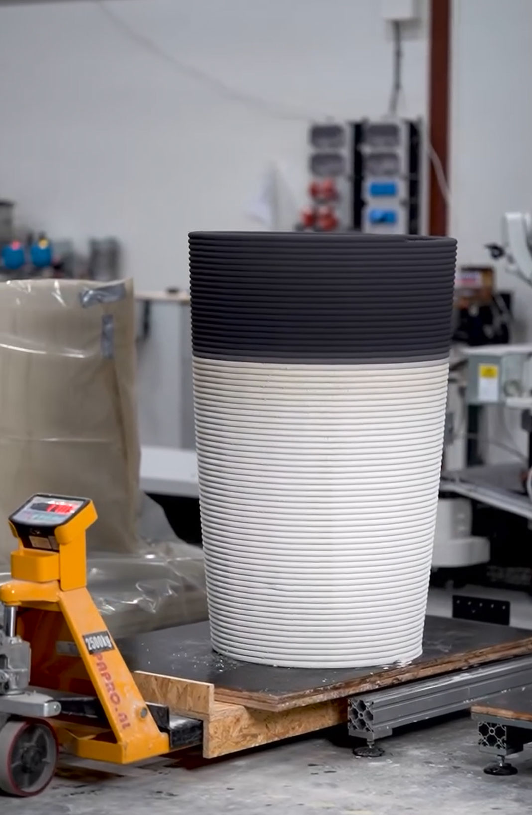 3D concrete printing creates tall, two-tone ribbed object in workshop