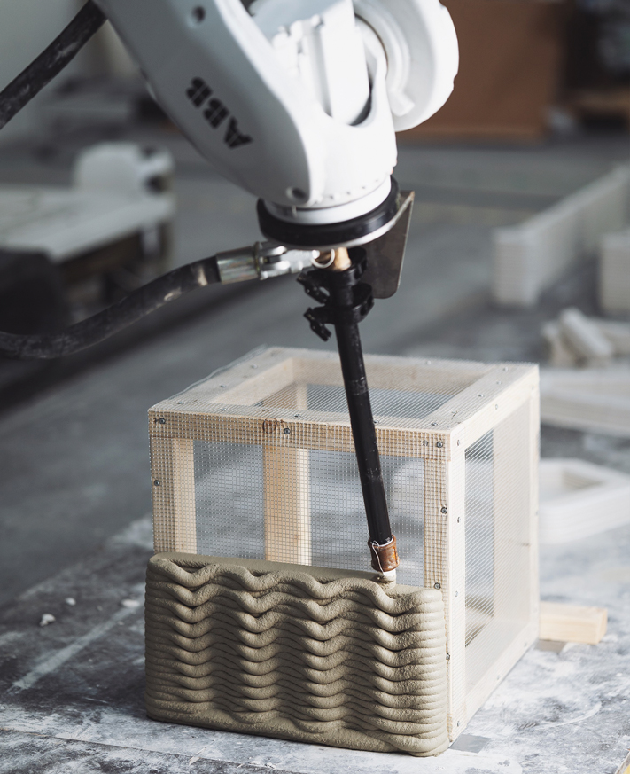 3D concrete printing robot creates textured project with precise robotic arm