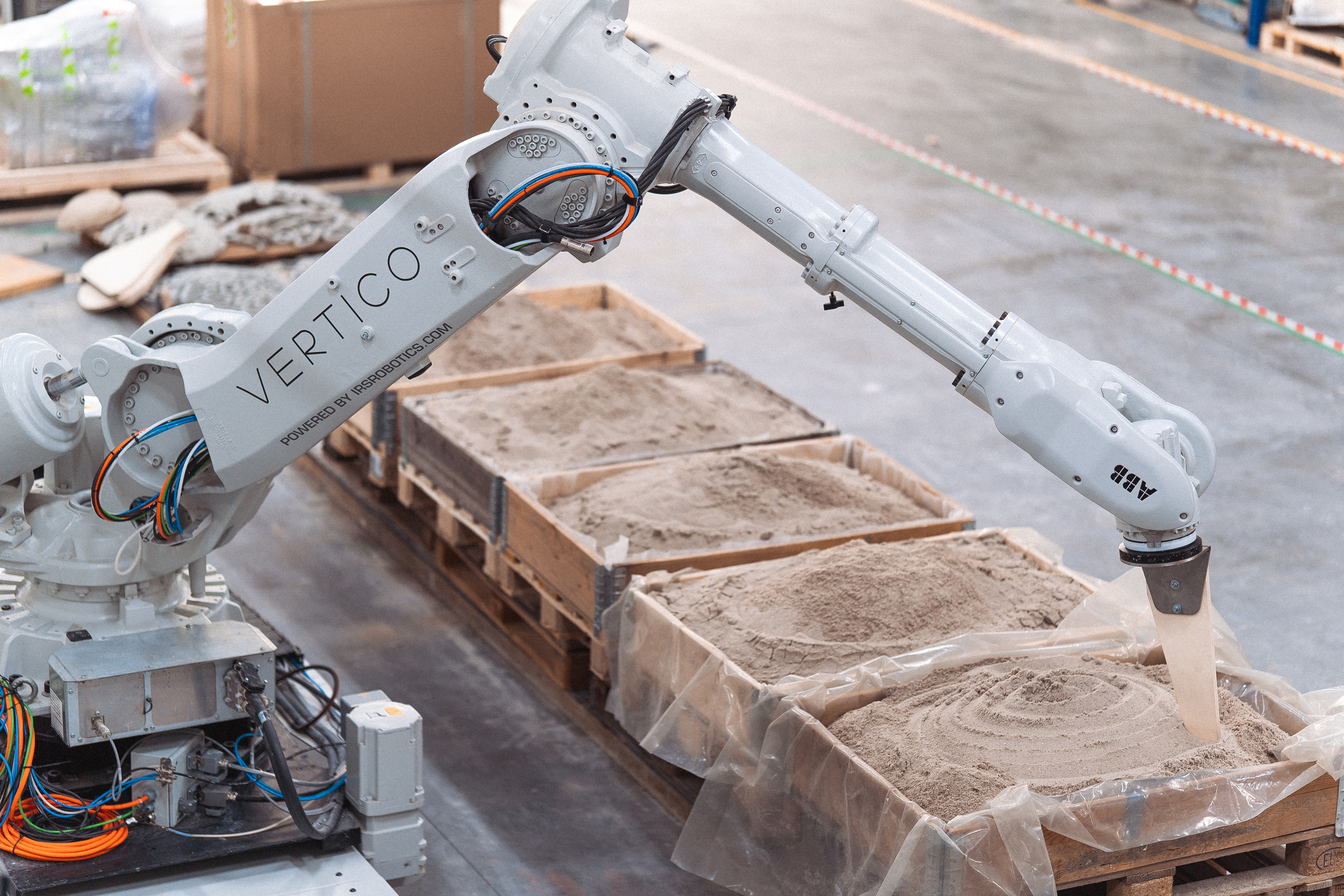 Vertico 3D concrete printing robot creating architectural projects on pallets