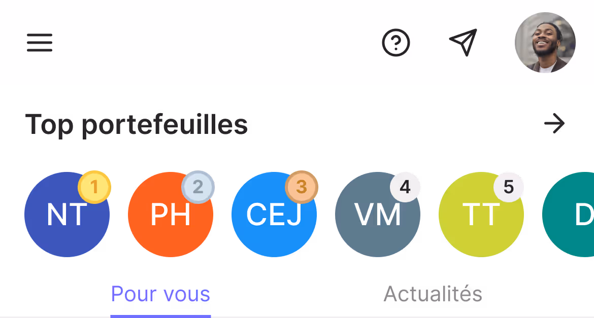 Barre de navigation d'une application affichant des icônes circulaires colorées avec des initiales et des numéros indiquant le top 5 des portefeuilles, avec un menu hamburger, une icône d'aide, une icône de message et la photo d'un utilisateur en haut.