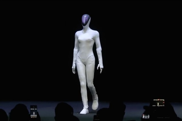 XPENG IRON Humanoid Robot - Full body view of China's automotive-born humanoid with AI-driven balance