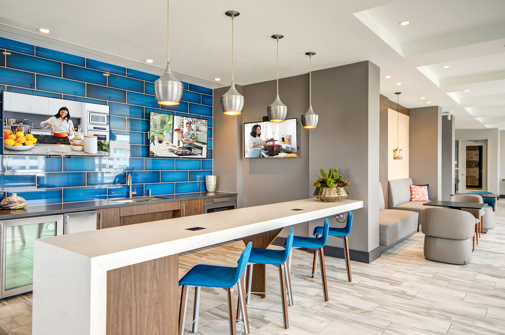 Harlow — interior view 7