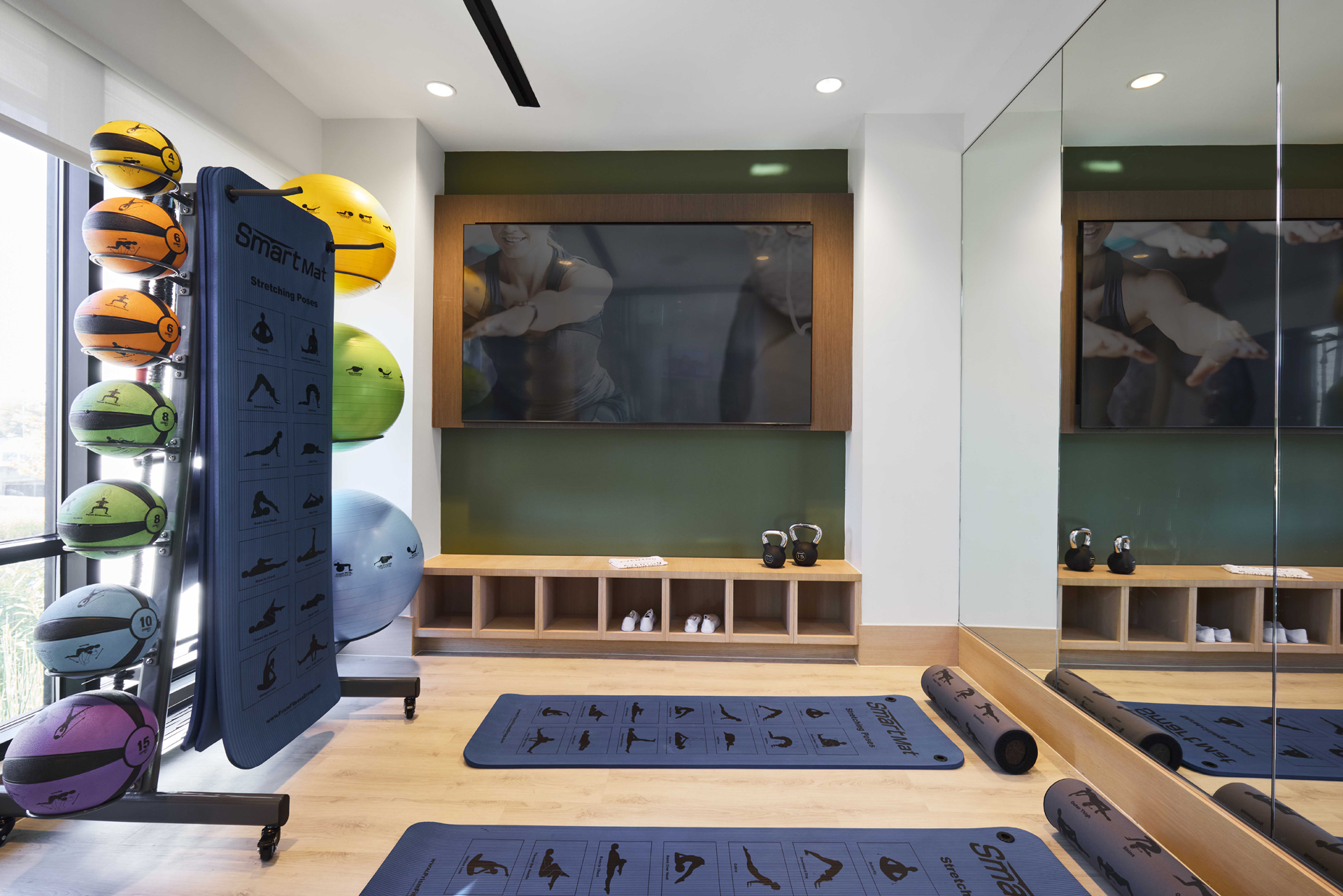 Aventon Huntington Station — interior view 12