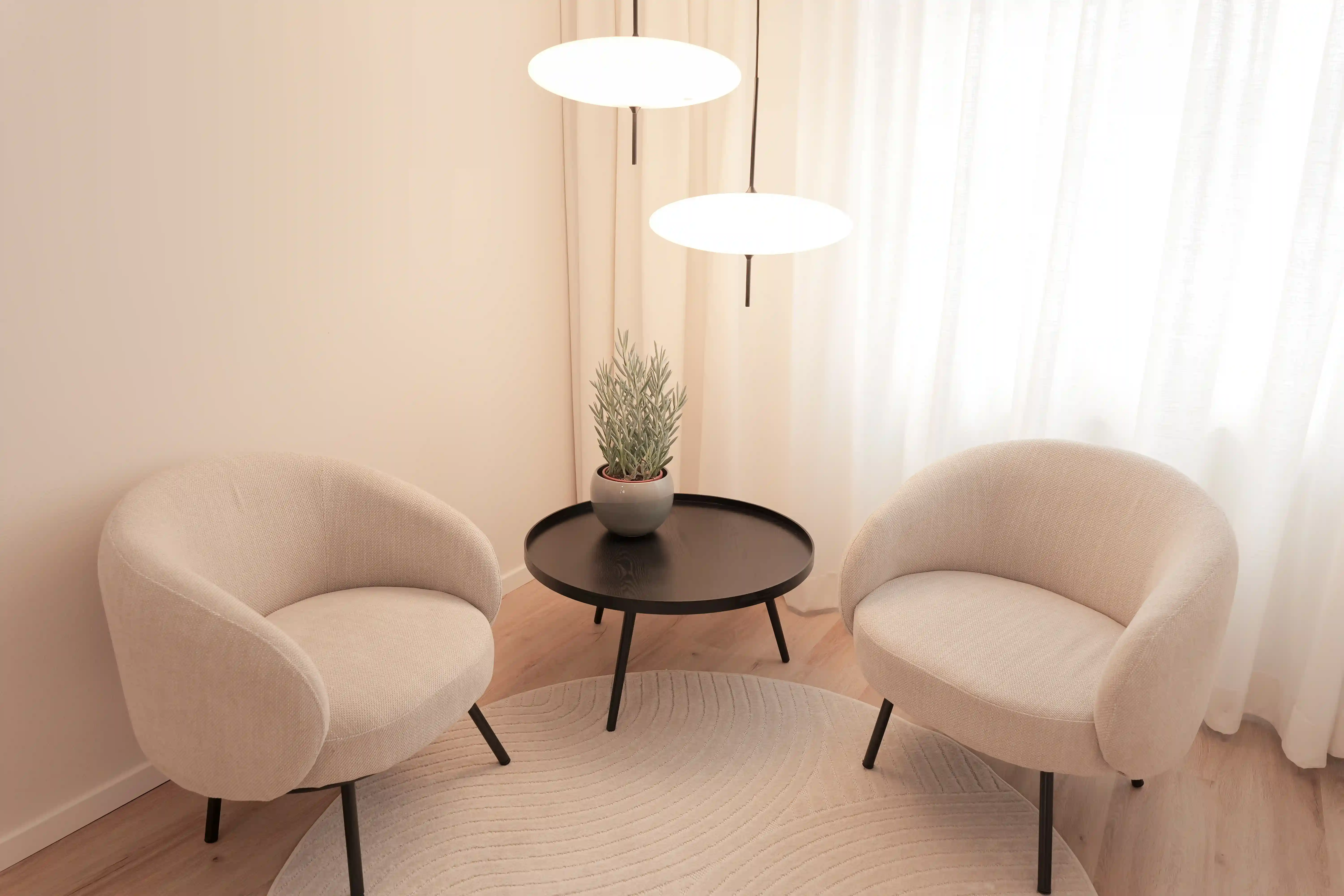 there are two chairs and a table in a room