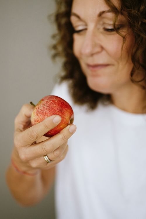 Carmen Crepaz mit Apfel
