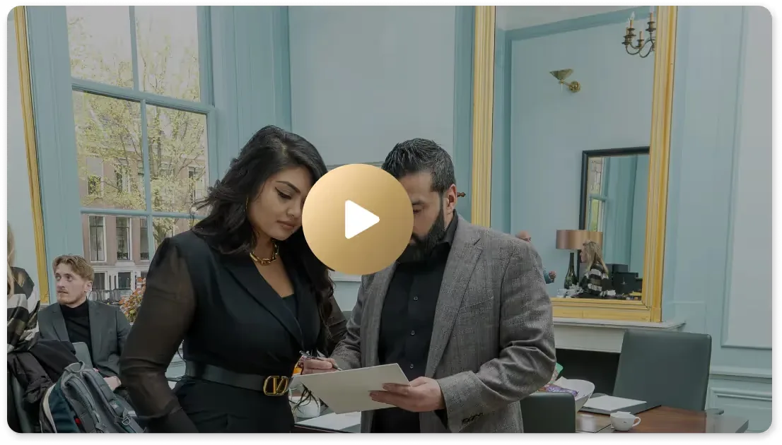 Adviseurs bespreken vastgoeddocumenten tijdens een Dubai aankoopgesprek