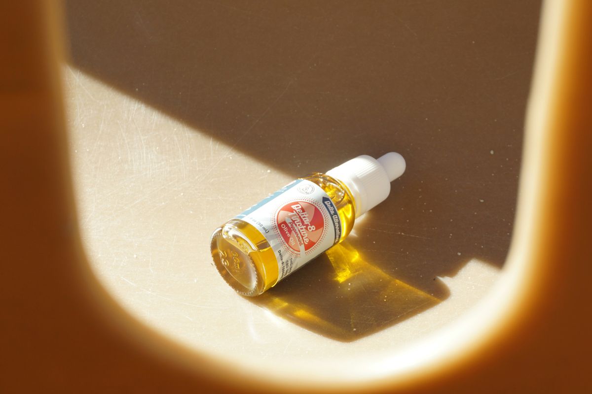Close up of hands pouring massage oil on a back in a spa setting