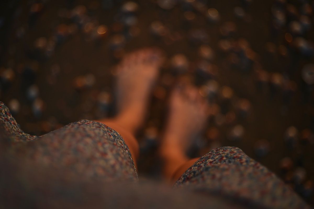 Rochers colorés dans un paysage flou et lumineux.